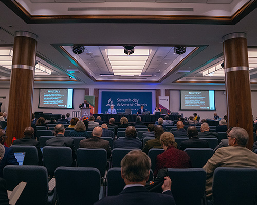 Wide shot of the 2024 NAD Year-End Meeting during president G. Alexander Bryant's report on Nov. 1