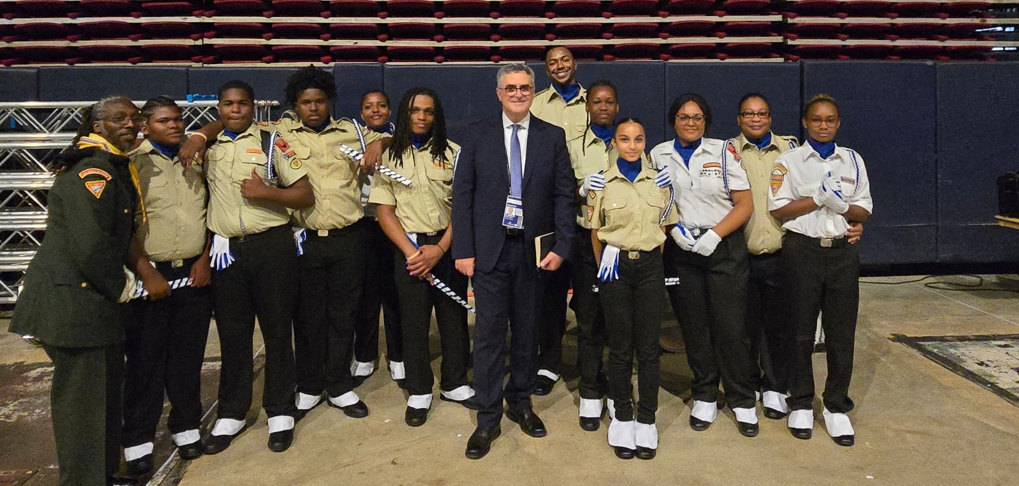 The Pathfinder group stands for a photo with General Conference President Erton Köhler,