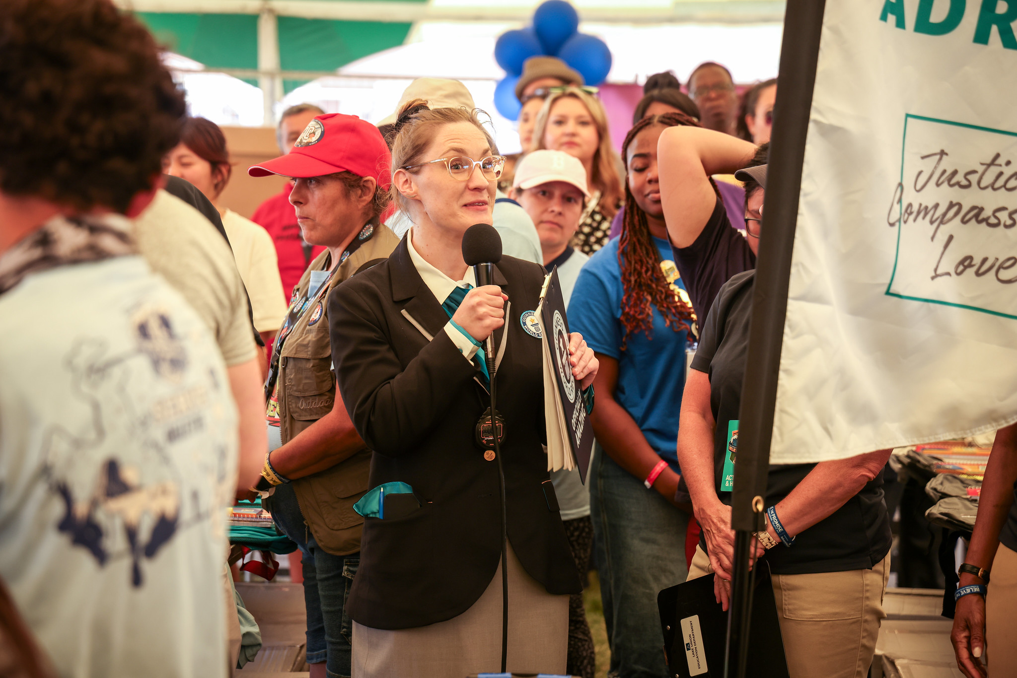 Guinness World Records adjudicator Hannah Ortman speaks to participants during a successful record-setting backpack-stuffing event at the 2024 “Believe the Promise” International Pathfinder Camporee. Photo: Dawin Rodriguez | North American Division