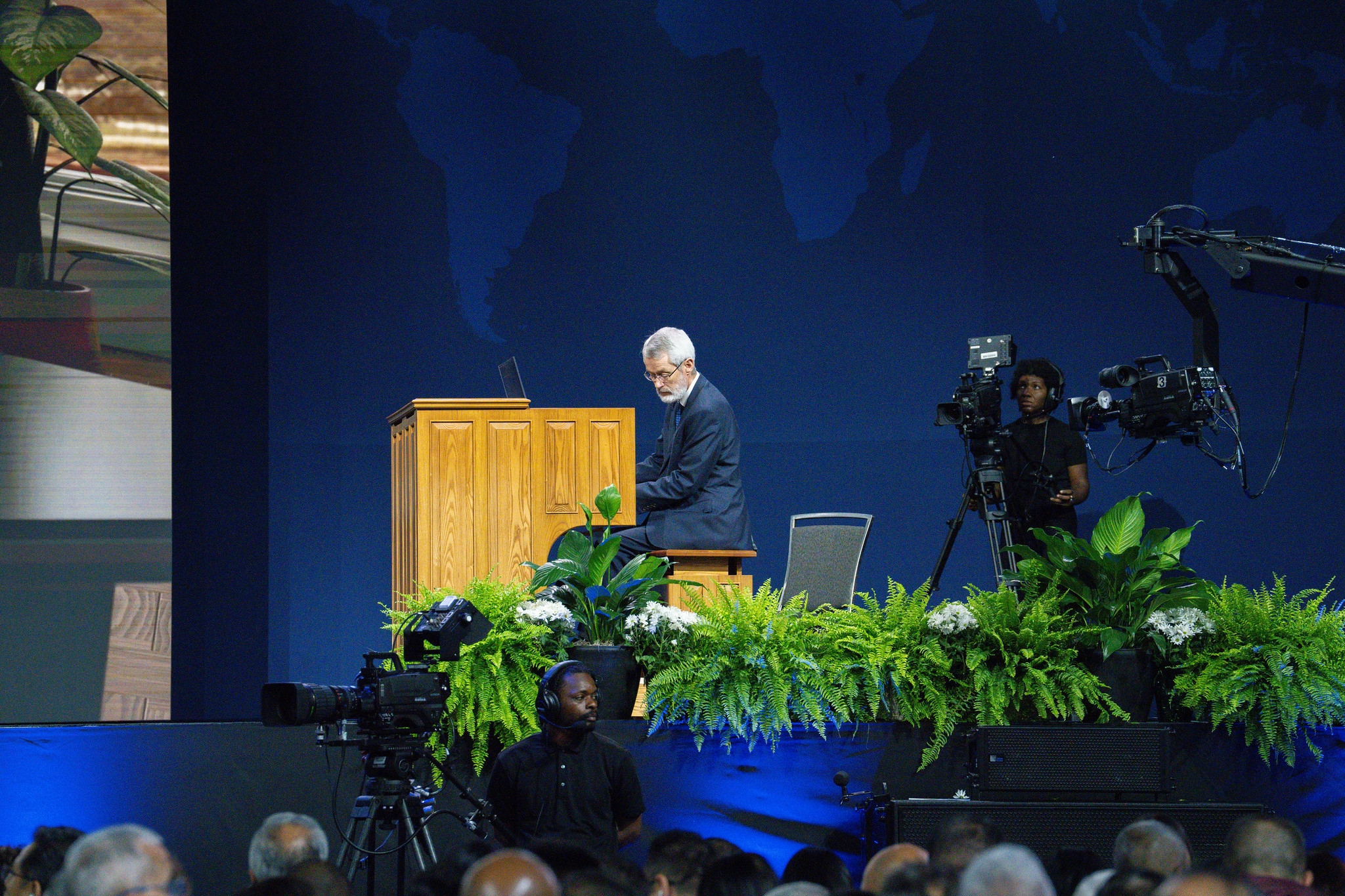Ken Logan plays during the GC Session Meeting.