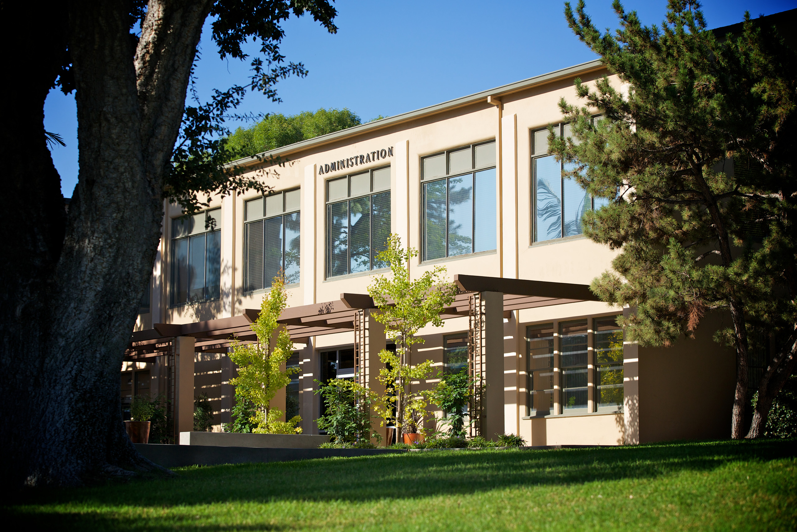 An image of the Larry T. Geraty Administration Building at La Sierra University.  (Photo: Natan Vigna)                          